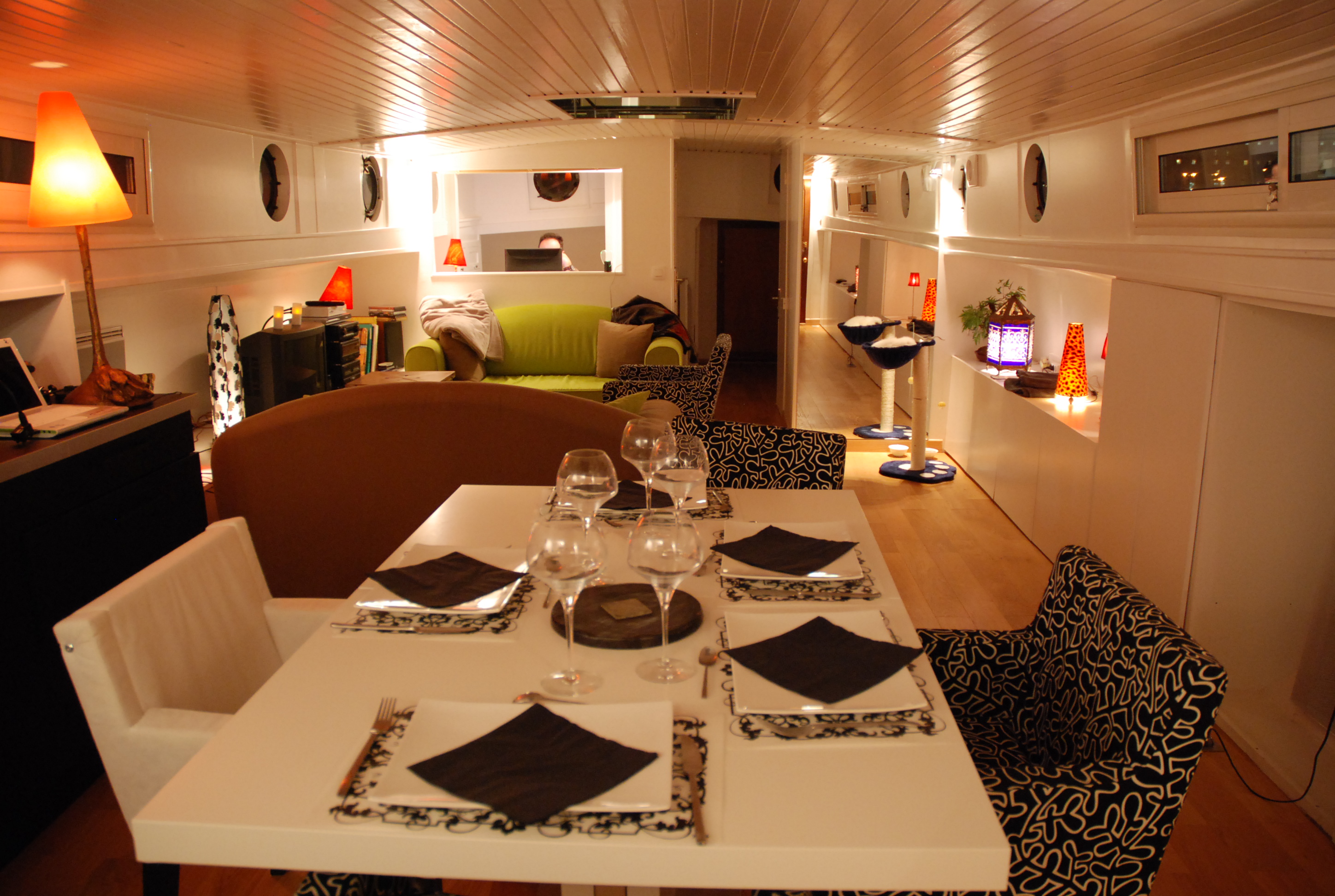 Amazing HOUSEBOAT in the gold center of the city with virtual visit Previous Next